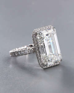 Anillo de Diamantes de Corte Esmeralda de Lujo para Mujer en Oro Blanco, Anillo de Compromiso, Boda o Aniversario con Diamante en Forma de Esmeralda Clásica - Product Image 3