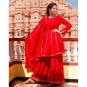 Ensemble de costume en satin rouge rubis disponible en taille XS - Product Image 5