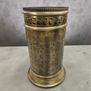 Corbeille à déchets décorative en métal finition or avec motif ajouré, idéale pour une utilisation domestique de luxe et l'hôtellerie, fabriquée à la main en Inde - Product Image 1