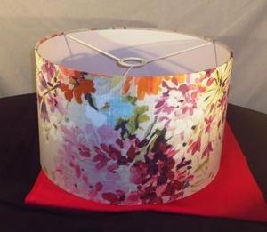 Abat-jour de lampe de chevet haut de gamme en tissu de coton artisanal à motifs floraux, avec un imprimé floral délicat, idéal pour une lampe de chevet élégante. - Product Image 1