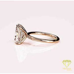 Bague en argent sterling 925 avec diamant moissanite taillé et pierres latérales rondes, bijoux de fiançailles élégants et luxueux pour femmes - Product Image 2