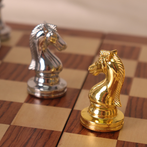 Elegante Juego de Ajedrez de Metal con Piezas Decorativas para Regalo Premium y Decoración del Hogar - Product Image 1