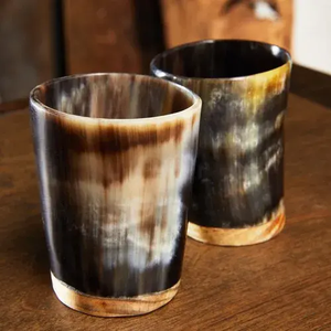 Tasse en corne de buffle artisanale de haute qualité, durable et moderne, couleur naturelle et surface brillante, portable pour boire du hydromel - Product Image 1