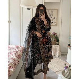 Conjunto de Top y Pantalón con Bordado Chino en Georgette de Lujo con Dupatta en Negro - Product Image 1