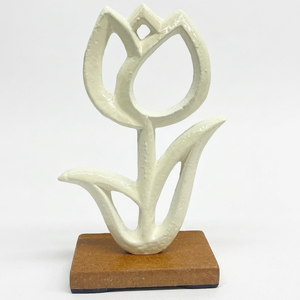 Sculpture abstraite de tulipe de style moderne du milieu du siècle, en métal crème sur base en liège, art de bureau unique - Product Image 1