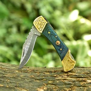 Couteau de chasse pliant artisanal, lame en acier Damas gravée, manche en bois, couteau personnalisable OEM - Product Image 5