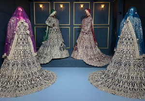 Exclusivo diseñador Velvet Lehenga con rastro completo Lujoso Trabajo hecho a mano pesado y detalles de piedra Disponible en cuatro colores - Product Image 4