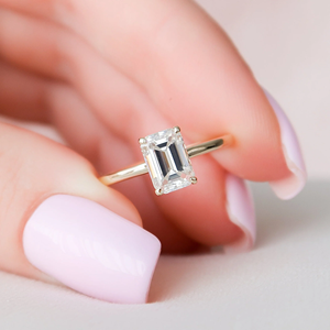 แหวนหมั้นเพชรทรงเอเมอรัลด์ ทอง 14k สำหรับผู้หญิง คลาสสิก ได้รับการรับรองจาก IGI เพชรเพาะเลี้ยงในห้องปฏิบัติการ สี D - Product Image 2