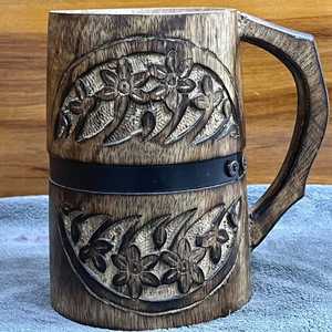 Mug en bois d'inspiration vintage avec gravure florale et sangle en métal noir, fait main, style moderne - Product Image 5