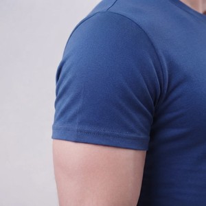 T-shirt décontracté pour homme, bleu royal uni, col rond, manches courtes, coupe ajustée, en jersey de coton respirant, longueur standard - Product Image 4