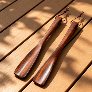 Lot de 2 Chausse-pieds en bois faits à la main, à long manche en noyer, avec boucle en cuir, aide à l'enfilage de chaussures de qualité supérieure, pour un port facile - Product Image 1