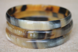 Ensemble de bracelets en corne de buffle polie avec bracelets en corne foncée sertis de diamants pour mariage, provenant d'Inde, par Perfect Enterprises - Product Image 4