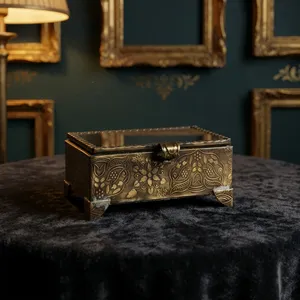 Boîte à bijoux artisanale en métal avec couvercle en verre gravé floral, rangement pour colliers et bagues, décorative pour mariage et coiffeuse - Product Image 5