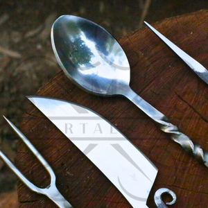 Ensemble d'ustensiles de table médiévaux forgés à la main |   Ensemble de couverts de banquet viking 4 pièces |   Fourchette, couteau, cuillère et pique à nourriture |   Carbone rustique - Product Image 2