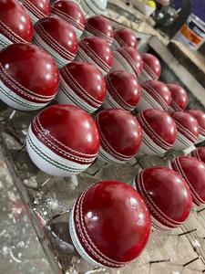 Ballon de cricket en cuir rouge, cousu à la main, qualité supérieure pour les matchs, l'entraînement et la pratique, qualité personnalisée, fournisseur en gros de LOGO - Product Image 4