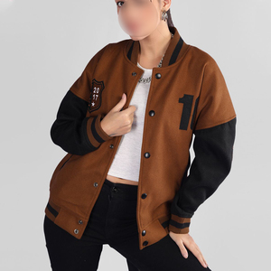 Veste varsity à manches longues de style actuel, couleur contrastée marron et noir, avec logo brodé et fermeture à boutons pour femmes - Product Image 1