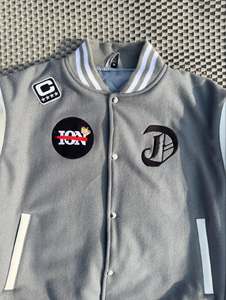 Chaqueta de Béisbol Varsity para Hombre, Personalizada OEM, con Mangas de Cuero PU, Bordado de Chenille, Estilo Oversize, 600 GSM, Hombros Caídos, Estilo Urbano - Product Image 2
