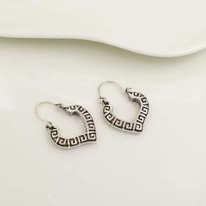 Boucles d'oreilles créoles en forme de cœur, plaquées argent antique, bijoux vintage en alliage, boucles d'oreilles unisexes tendance - Product Image 4