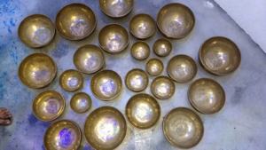 Juego de cuencos tibetanos hechos a mano originales de alta calidad de 7 piezas | Fabricante de cuencos de bronce originales en India al por mayor - Product Image 3