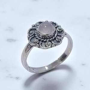 แหวนเงินแท้ 925 ดีไซน์วินเทจย้อนยุคสไตล์วิคตอเรียน ประดับด้วยลาบราดอไรต์และโรสควอตซ์ แหวนดีไซน์หรูหราทำมือ - Product Image 2