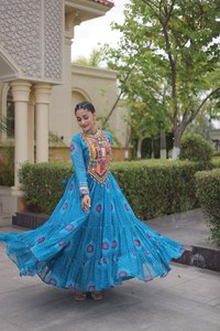 Vestido de Fiesta Indio Especial para Navratri, Diseño Exclusivo de Primera Calidad, Alta Demanda en Exportación - Product Image 1