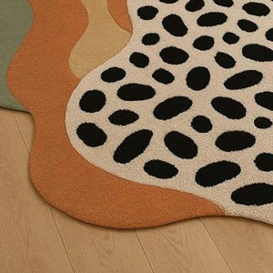 Tapis en laine à formes organiques abstraites, tapis moderne irrégulier, tapis fait main aux tons terreux, tapis noir à pois, tapis design pour chambre et salon - Product Image 3