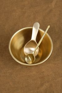 Bol chantant bouddhiste en laiton avec motif inspiré de l'OM pour la méditation, la guérison sonore et la musique - Product Image 5