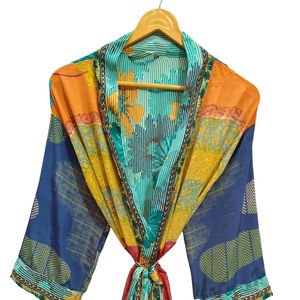 Kimono indio de seda con patchwork, túnica larga para dormir o para la playa, hecho a mano, vintage, de sari de seda reciclada. - Product Image 1