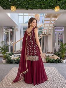 Conjunto de traje Sharara de lujo en Georgette Borgoña con bordado Zari dorado pesado, Kurti corto, Gharara y Dupatta para fiesta de boda india - Product Image 4