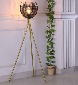 Lámpara de pie de lujo con trípode de hierro y pantalla metálica en acabado dorado y negro, OEM, ODM, bajo MOQ, precio de fábrica, venta al por mayor, suministro a granel. - Product Image 3