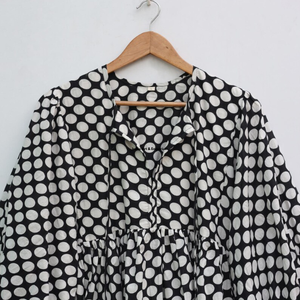 Belle robe en coton à motifs floraux, imprimée à la main, pour un usage décontracté. - Product Image 3