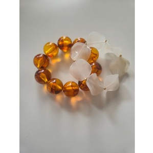 Bracelet en résine artistique au design sophistiqué fait main, bijou de poignet élégant pour les tendances de la mode moderne - Product Image 1