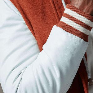 เสื้อแจ็คเก็ตวาร์ซิตี้ผู้ชายไซส์ใหญ่ ขายส่ง ปักโลโก้ลายการ์ตูนตามสั่ง มีฮู้ด ผ้าขนสัตว์ 100% สไตล์สตรีทแวร์ - Product Image 2