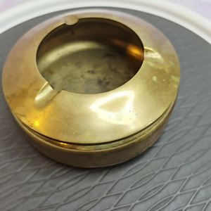 Cenicero de latón con diseño grabado en dorado para uso en el hogar, oficina, hotel o cafetería a precio de fábrica al por mayor. - Product Image 2