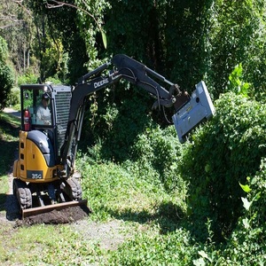 Mini-excavatrice moderne John Deere avec accessoire de broyage pour une utilisation efficace en foresterie, aménagement paysager et construction - Product Image 6