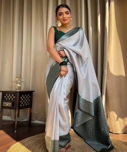 Sari de Seda Verde Claro, Vestido de Boda Tradicional Indio, Estilo Banarasi, Drapeado con Borde Decorado, Largo hasta el Suelo, para Mujer - Product Image 1
