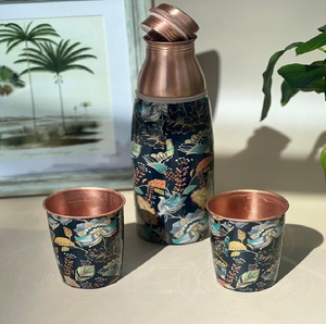 Estampado floral azul tradicional sobre fondo blanco con dos tazas de cobre a juego. Disponible a precios de mayorista. - Product Image 2