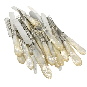 Cuchillos y tenedores de postre plateados con mango de nácar tallado victoriano antiguo, cubertería de lujo vintage Sheffield. - Product Image 1