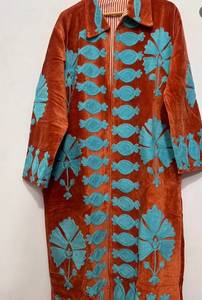 Manteau long en velours orange rouille fait main sur mesure avec broderie appliquée motif grenade bleu turquoise – Vente en gros - Product Image 3