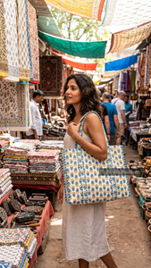 Bolso Tote Grande de Algodón Acolchado con Estampado Floral Hecho a Mano en Jaipur para Primavera/Verano, con Cremallera, Ecológico, para Playa o Viaje, para Mujer - Product Image 3