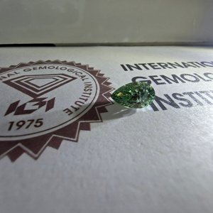 Diamant de laboratoire CVD vert vif fantaisie brillant en forme de poire de 1 carat certifié IGI, pureté VS2, pierre non montée - Product Image 4