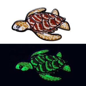 Pin de solapa esmaltado con diseño personalizado de animales del océano - Product Image 5