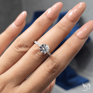 Superbe bague de fiançailles en or blanc 10K avec diamant de laboratoire rond de 2 carats, sertie pavé et monture cathédrale, certifiée IGI - Product Image 5