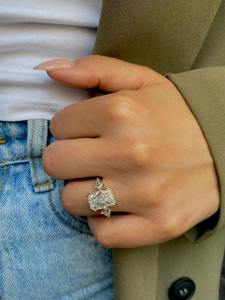 Anillo de compromiso de diamante de 5.50 quilates con corte radiante alargado, cultivado en laboratorio, con tres piedras y cortes laterales en forma de cometa, oro blanco de 14K, certificado IGI - Product Image 4