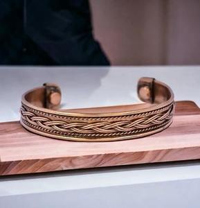 Bracelet ajustable en cuivre massif fait main, bijou de mode contemporain, idéal pour un cadeau - Product Image 3