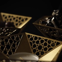 Plateaux de rangement géométriques en métal ajouré marocain style Art Déco pour dattes et bougies, collection Ramadan 2027