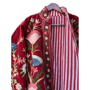 Veste matelassée en coton brodée Suzani en velours rouge, faite à la main, avec boutons floraux, style bohème, kimono d'hiver, vêtement ethnique artisanal - Product Image 3