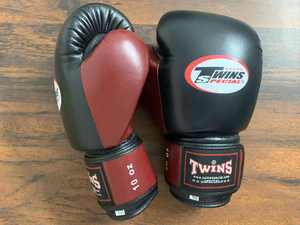 นวมชกมวยไทย Twins Air Flow ปรับแต่งได้ น้ำหนักเบา สายรัดแบบ Hook Loop หนังแท้ สำหรับ MMA/คิกบ็อกซิ่ง/ซานด้า แบบเต็มนิ้ว - Product Image 3