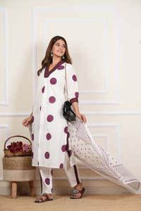 Conjunto de Kurta para Mujer, de Algodón Blanco Cambray con Estampado de Puntos, Largo hasta la Pantorrilla, Cuello en V, Secado Rápido, Detalles Kantha, Tres Cuartos - Product Image 3