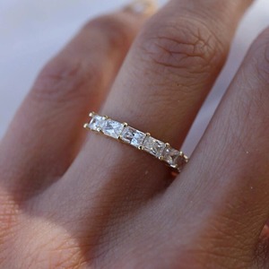 Anillo de Boda de Moissanita de 0.70 CT, Corte Radiante, Certificado GRA VS+, Plata 925 Chapada en Oro, Media Eternidad con Garras Compartidas - Product Image 4